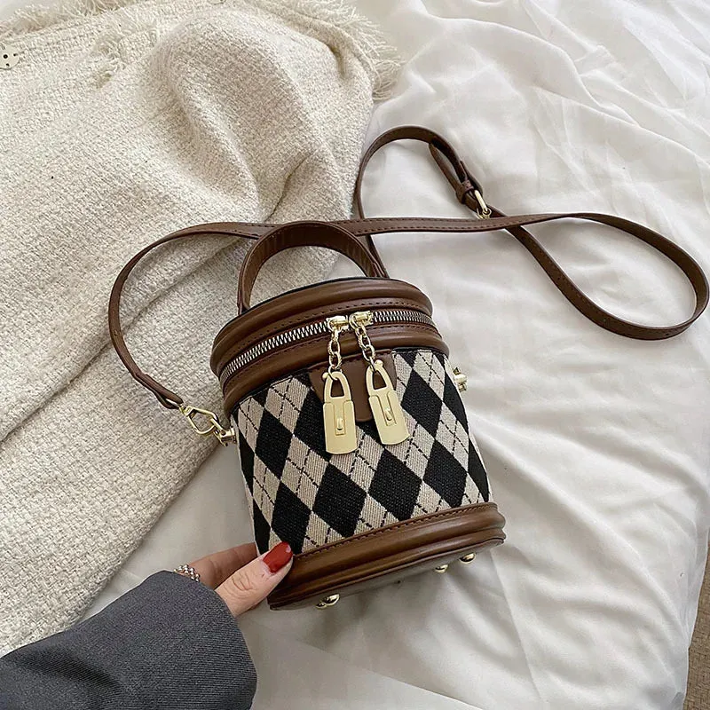 2024 New Trend Women's Fashion Luxury Designer Leather Bucket Shoulder Bag with Zipper and Pendant