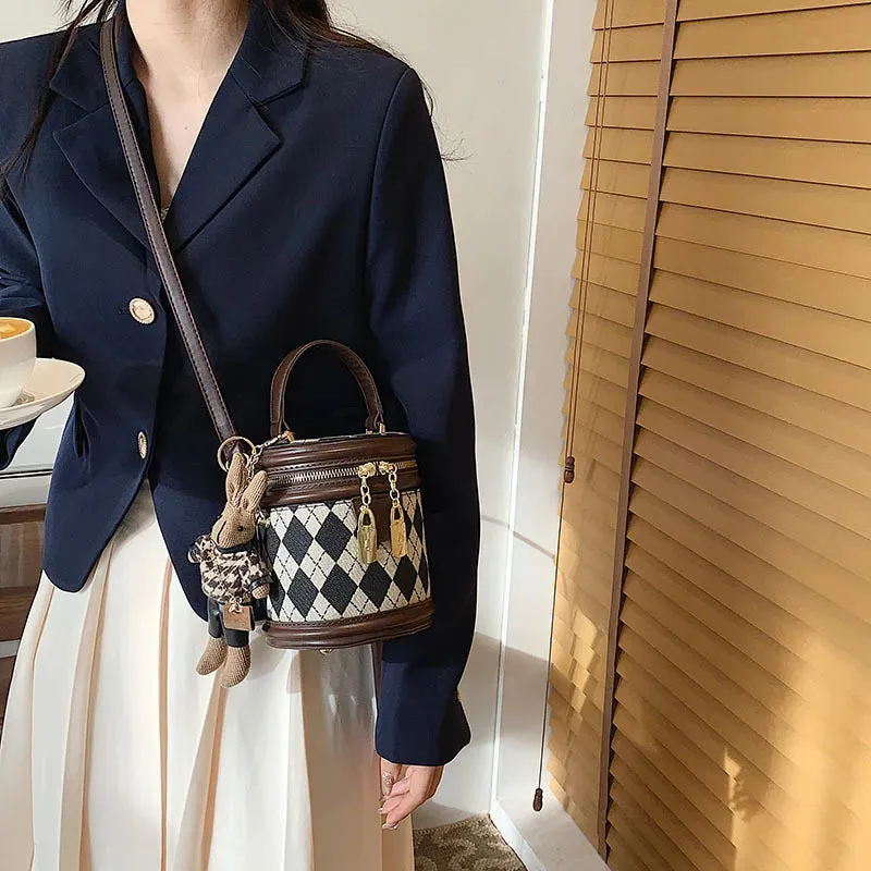 2024 New Trend Women's Fashion Luxury Designer Leather Bucket Shoulder Bag with Zipper and Pendant