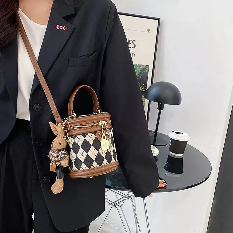 2024 New Trend Women's Fashion Luxury Designer Leather Bucket Shoulder Bag with Zipper and Pendant