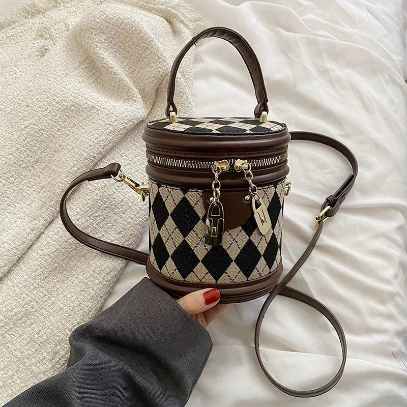 2024 New Trend Women's Fashion Luxury Designer Leather Bucket Shoulder Bag with Zipper and Pendant
