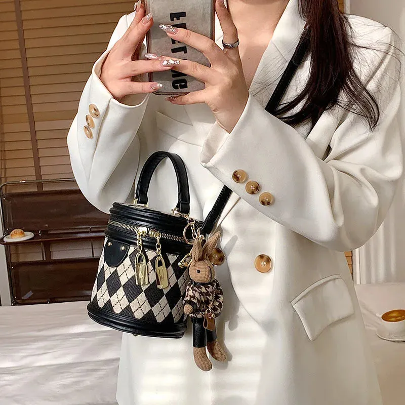2024 New Trend Women's Fashion Luxury Designer Leather Bucket Shoulder Bag with Zipper and Pendant