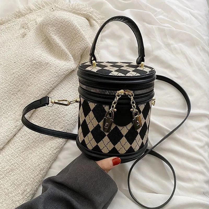2024 New Trend Women's Fashion Luxury Designer Leather Bucket Shoulder Bag with Zipper and Pendant