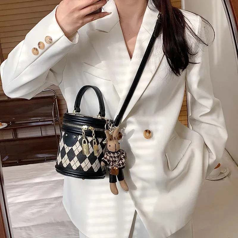 2024 New Trend Women's Fashion Luxury Designer Leather Bucket Shoulder Bag with Zipper and Pendant