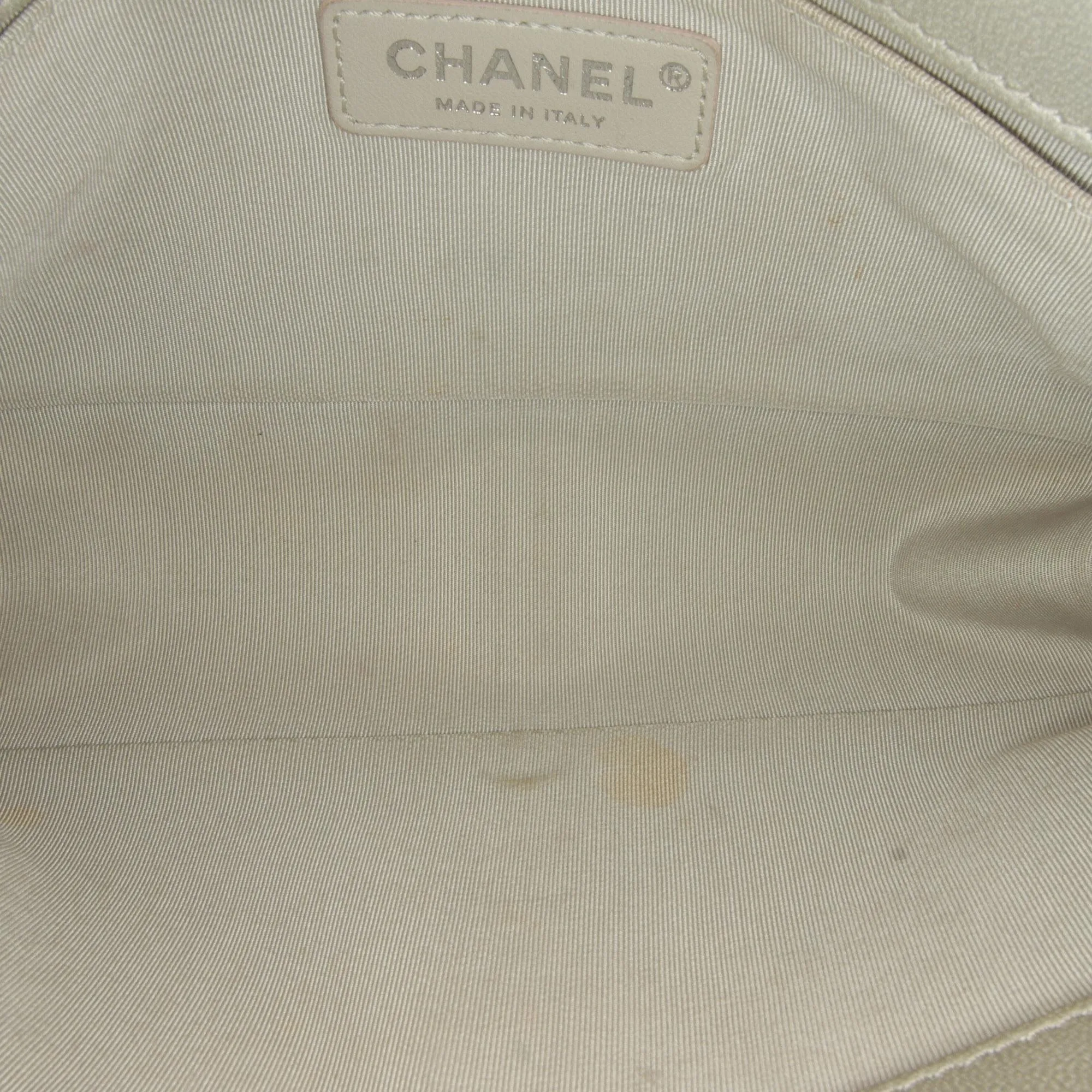 Chanel Medium Caviar Boy Flap Bag (SHG-ajMQXj)