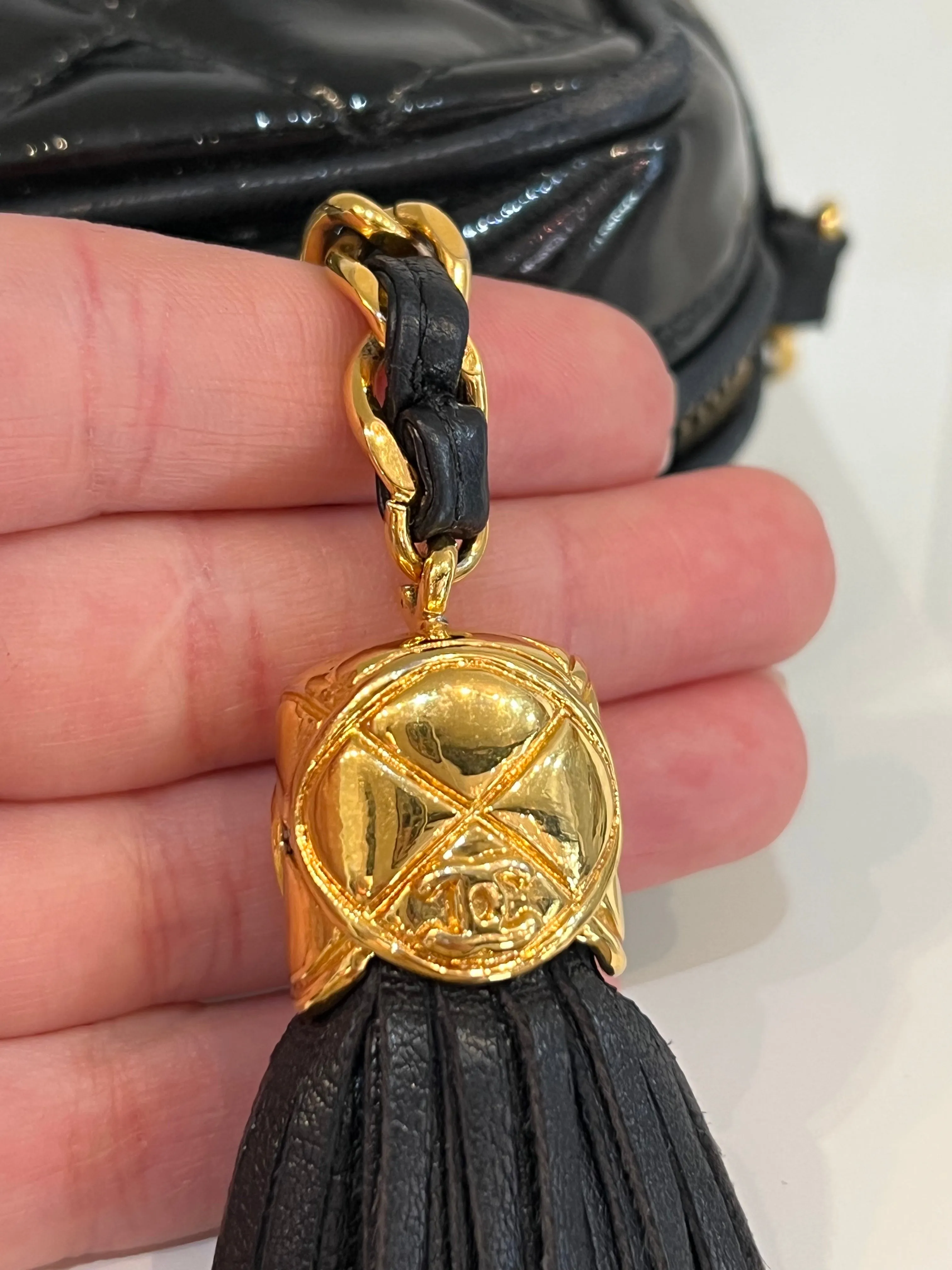 CHANEL VINTAGE QUILTED PATENT CAMERA TASSEL MEDIUM BAG