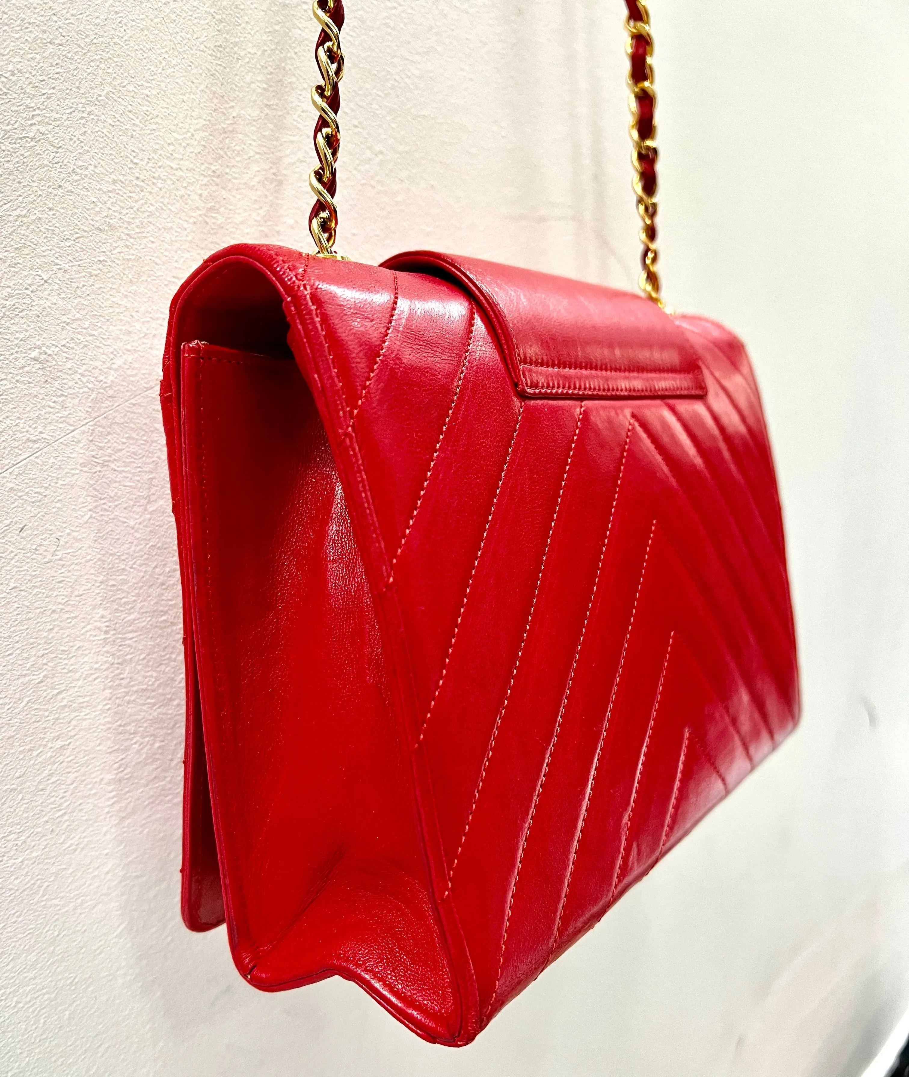 CHANEL VINTAGE RED CHEVRON QUILTED LAMBSKIN CHAIN BAG