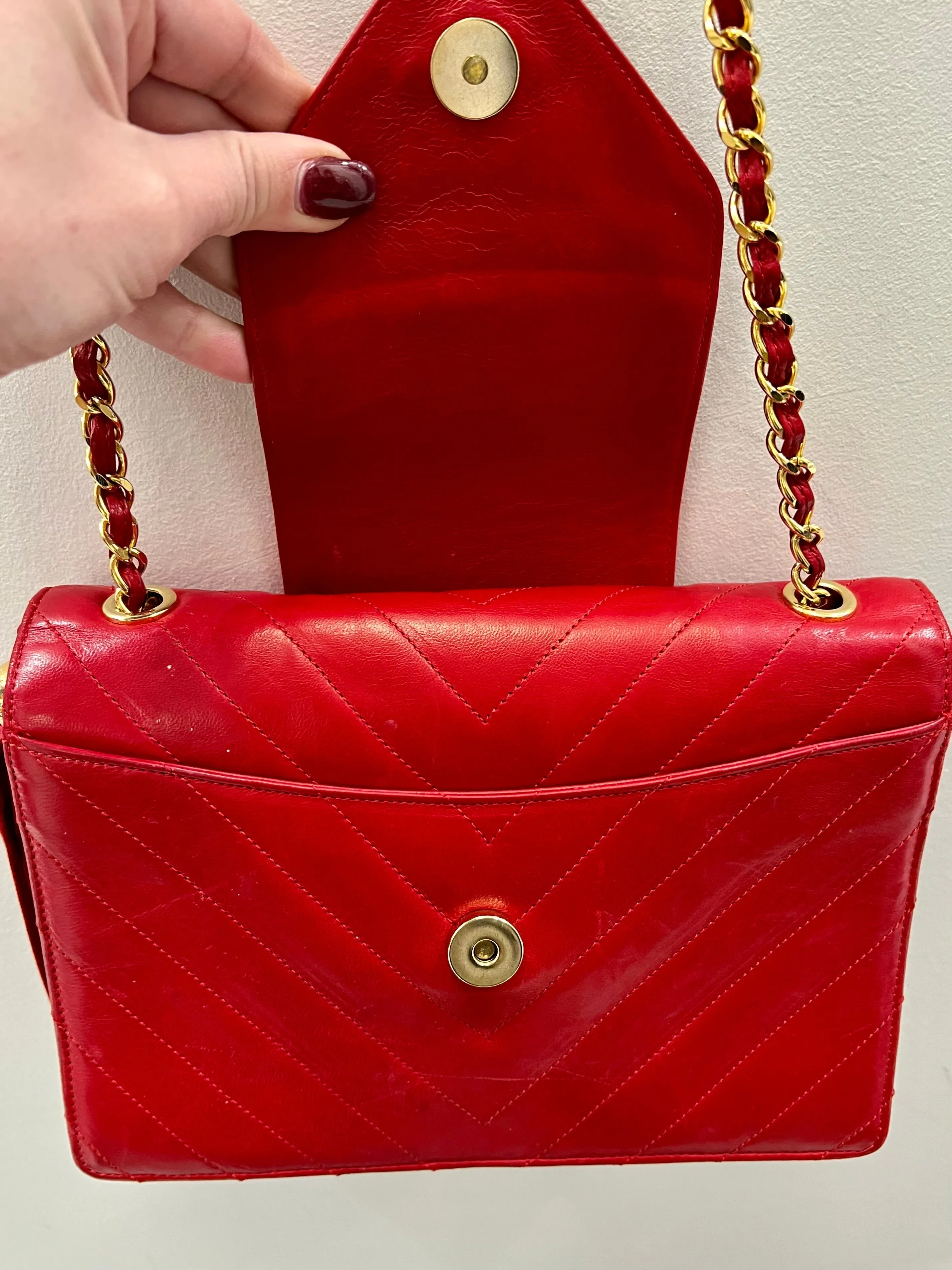 CHANEL VINTAGE RED CHEVRON QUILTED LAMBSKIN CHAIN BAG