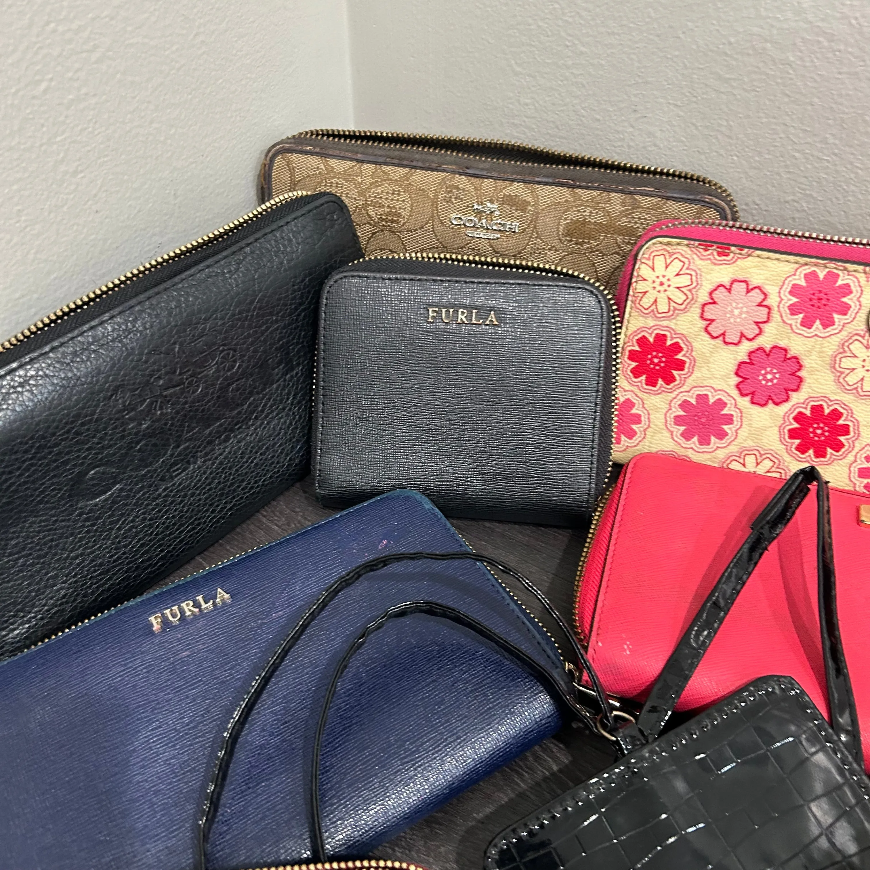 CLEARANCE Designer Wallets Set of 15 ( for resellers/refurbishers)