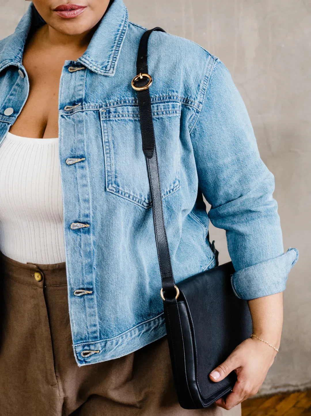 Lari Slim Crossbody in Pebbled Black