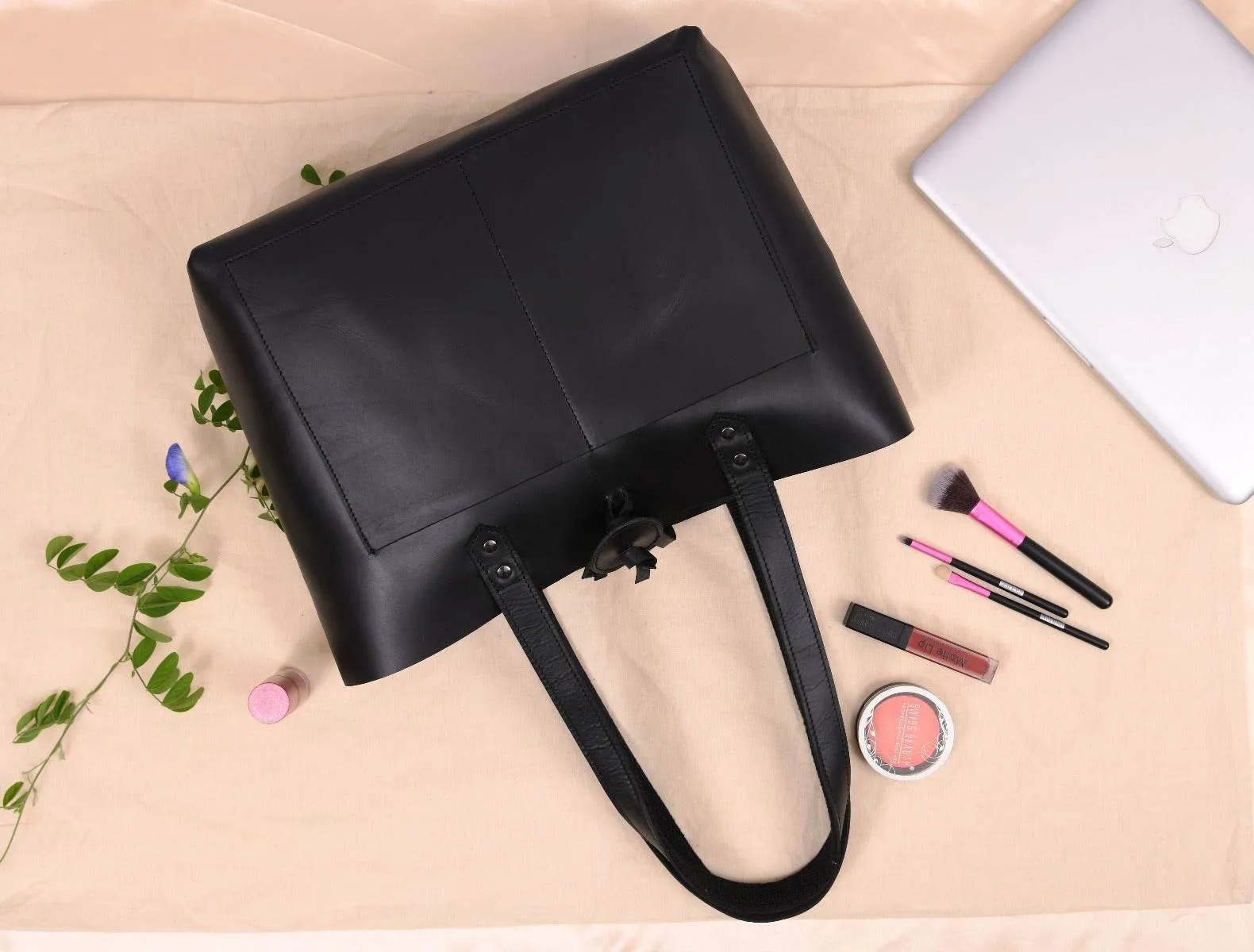 Melilla Travel Tote Bag – Raven Black