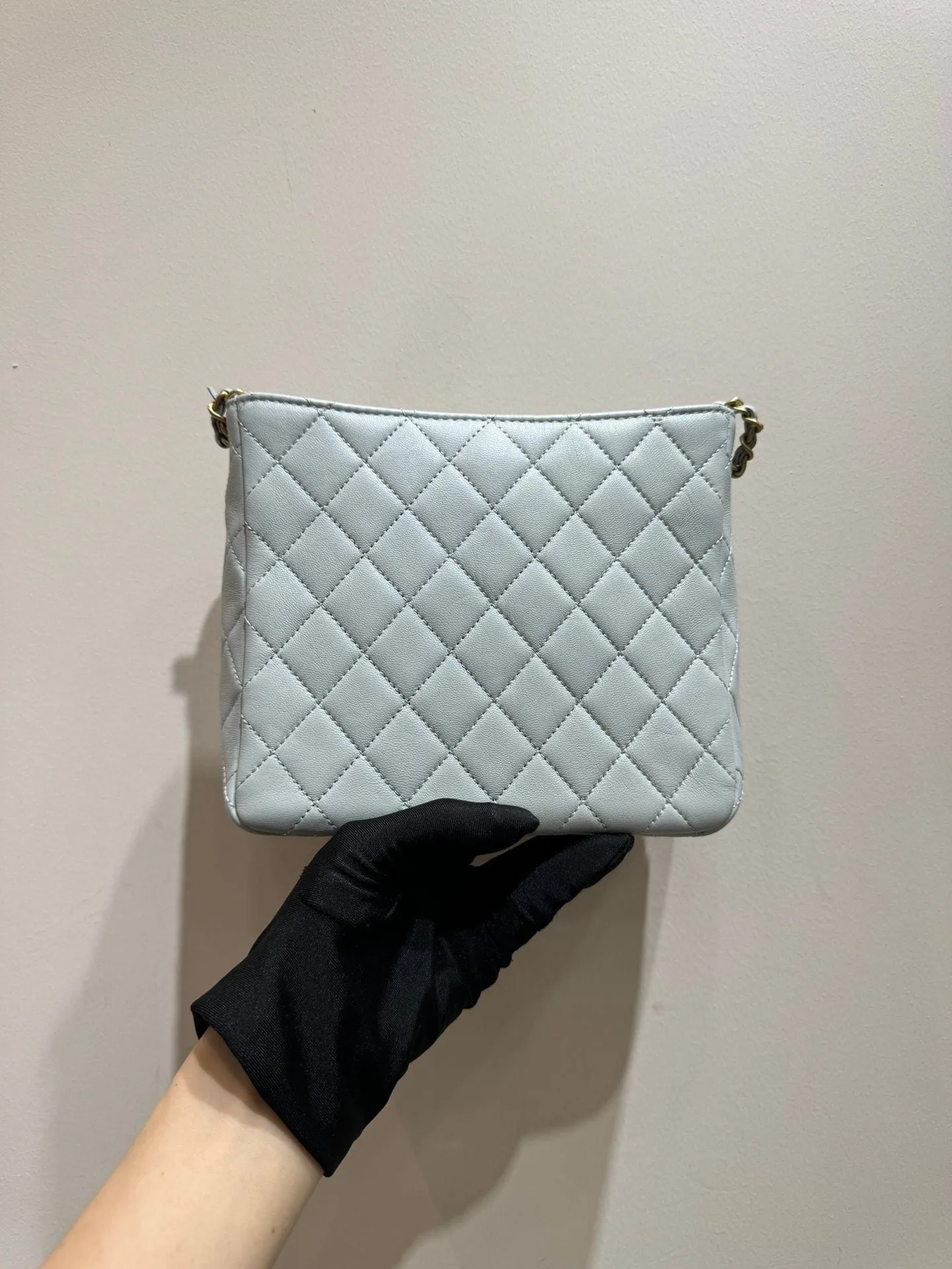 Preloved Chanel hobo chip baby blue 108739