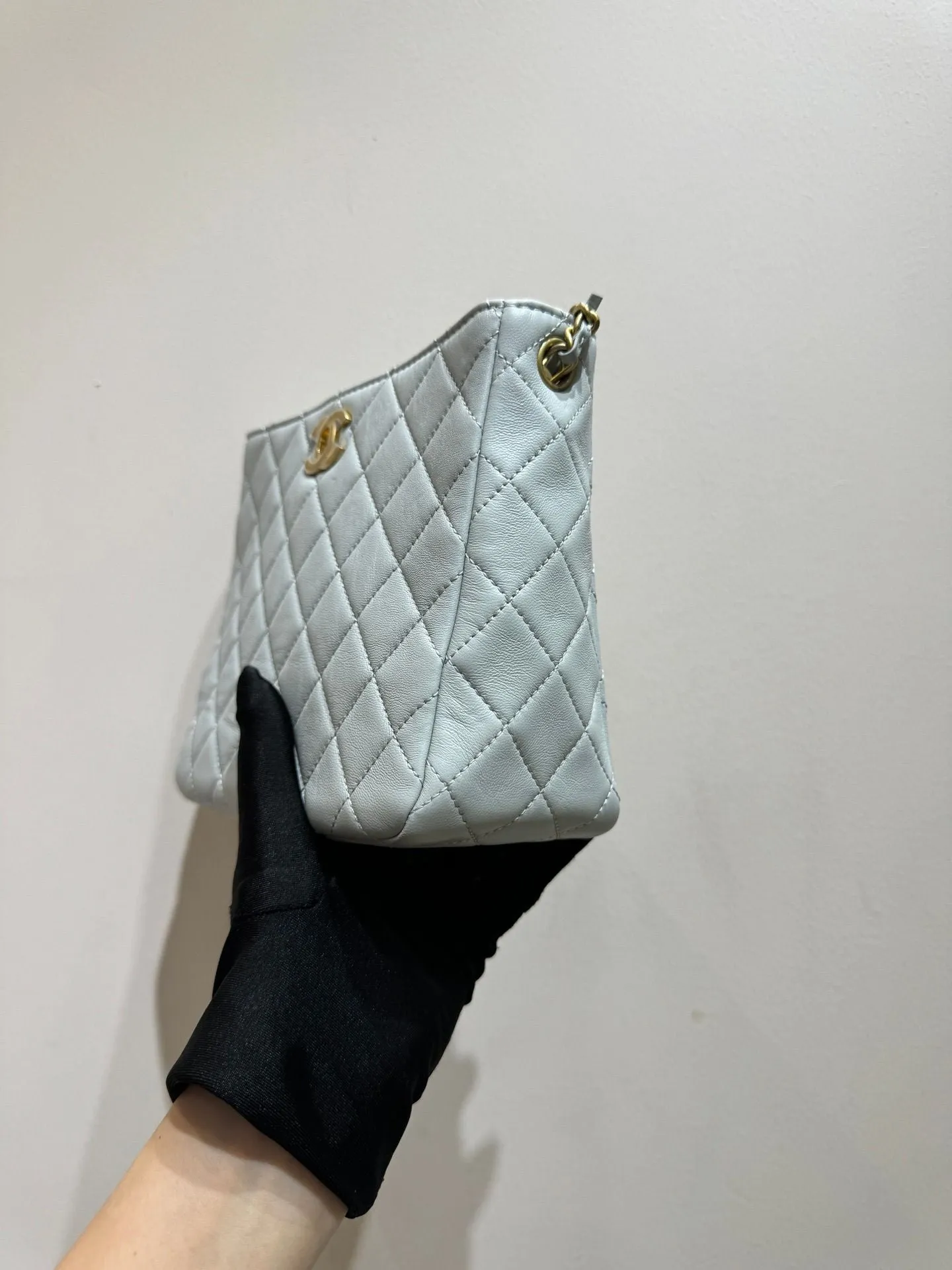 Preloved Chanel hobo chip baby blue 108739