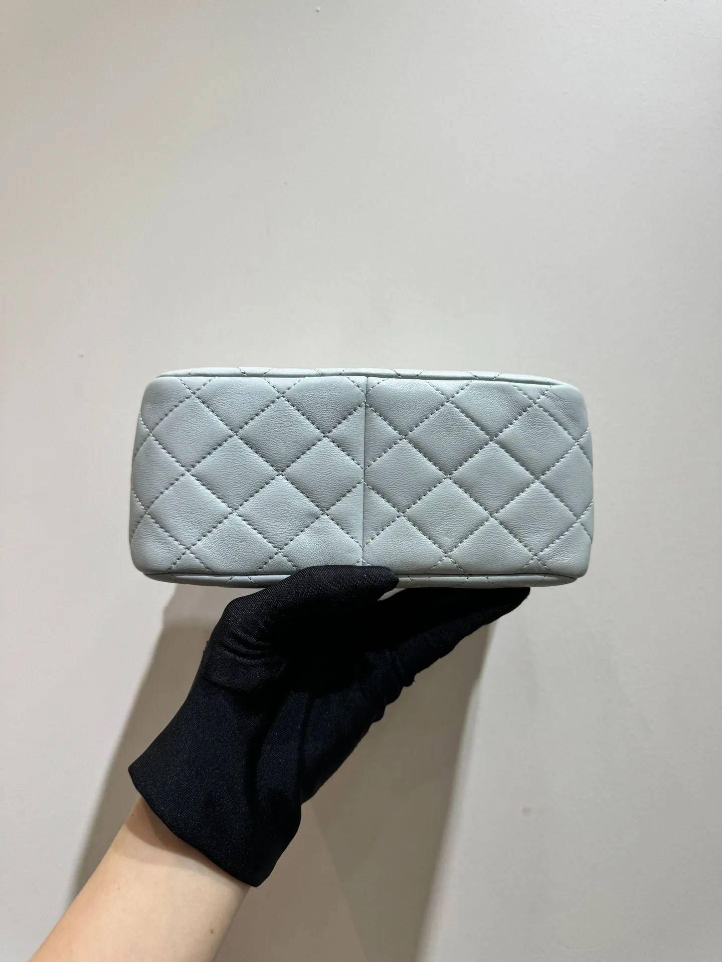 Preloved Chanel hobo chip baby blue 108739