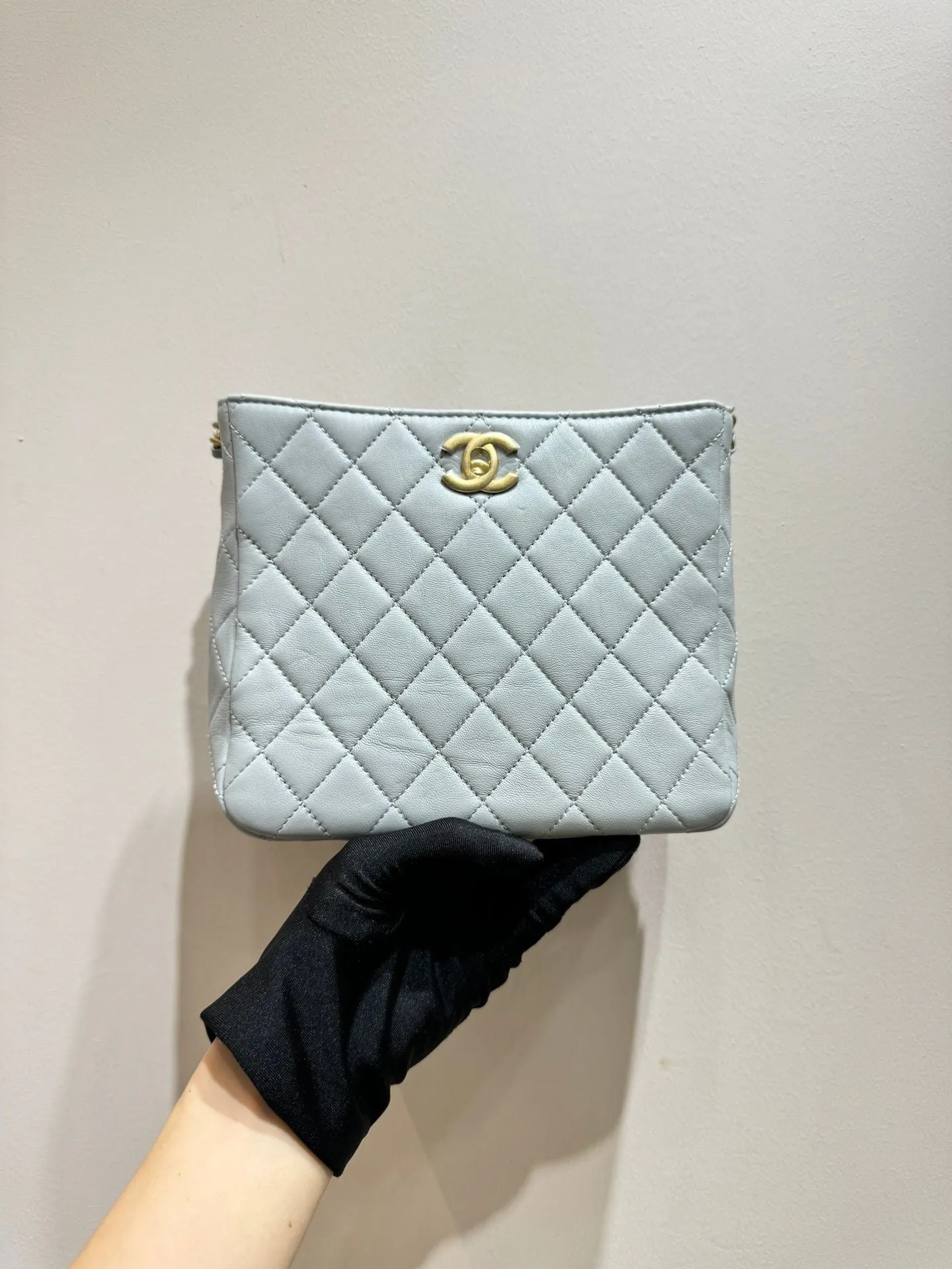 Preloved Chanel hobo chip baby blue 108739