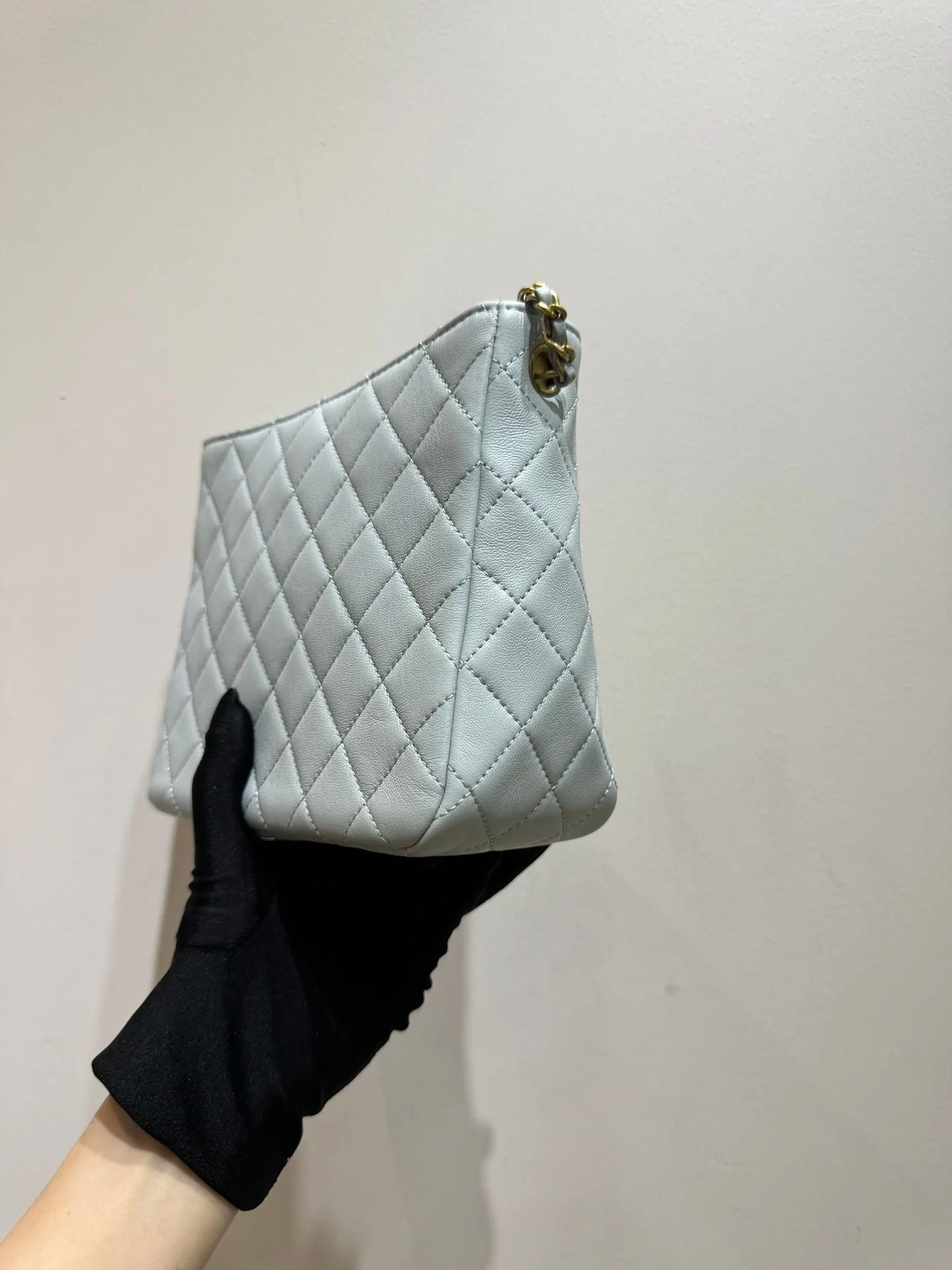 Preloved Chanel hobo chip baby blue 108739